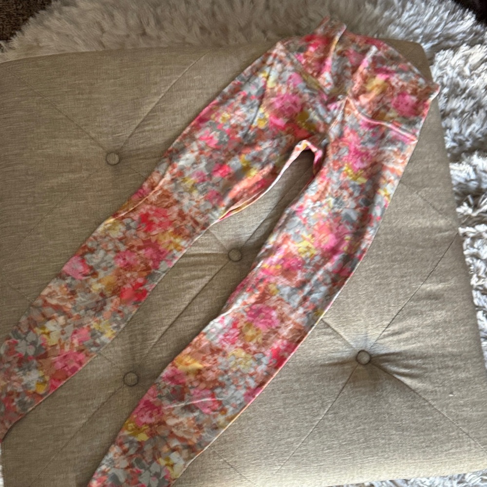 LULULEMON Align floral leggings. Size 4 - Picture 2 of 7